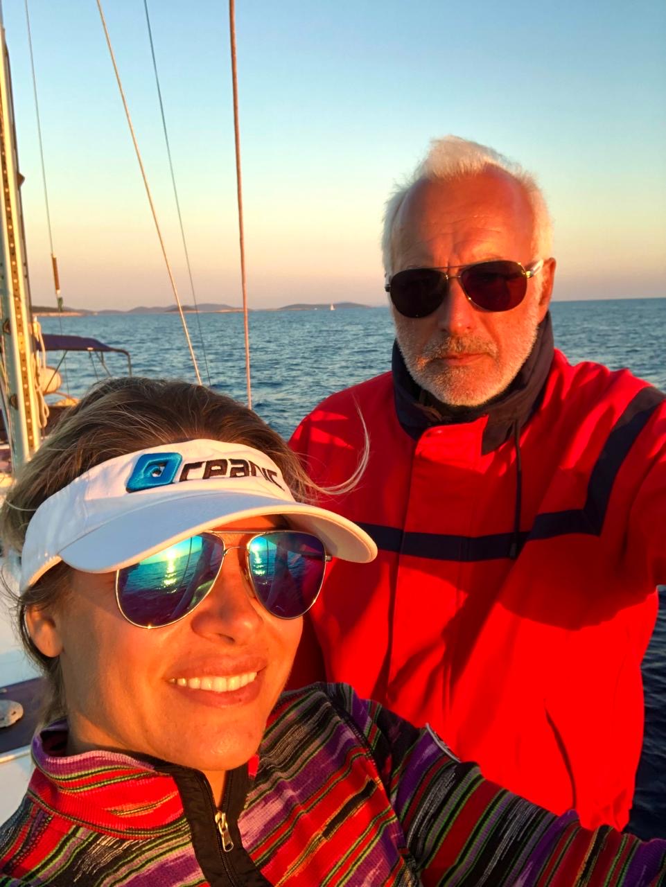 Tatá Martino e Freire a bordo do veleiro No Barco Pelo Mundo